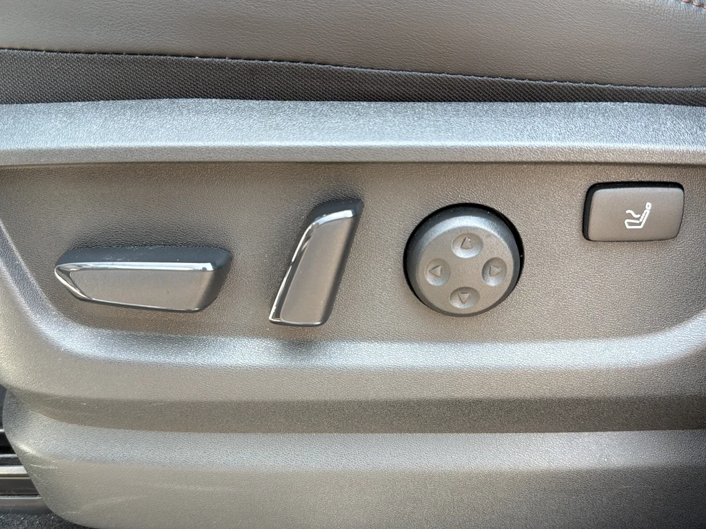 Used 2025 White Nissan Platinum Reserve image 16