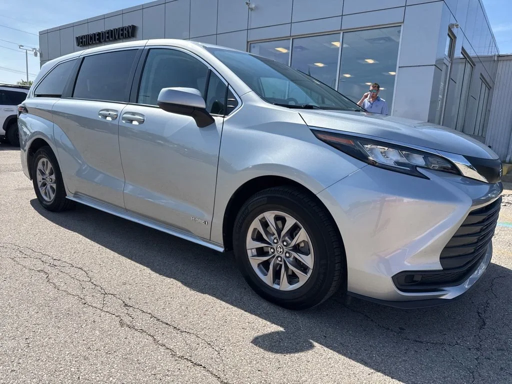 2021 Toyota Sienna LE 8-Passenger Hybrid FWD's photo