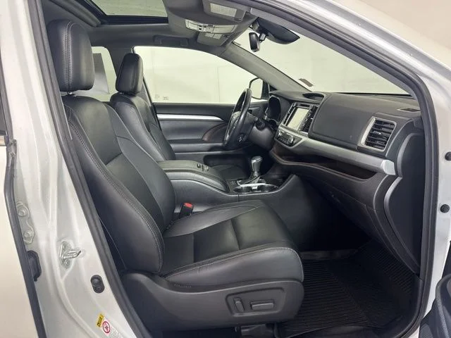Used 2018 Blizzard Pearl Toyota XLE image 4