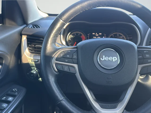 Used 2017 White Jeep Latitude image 16