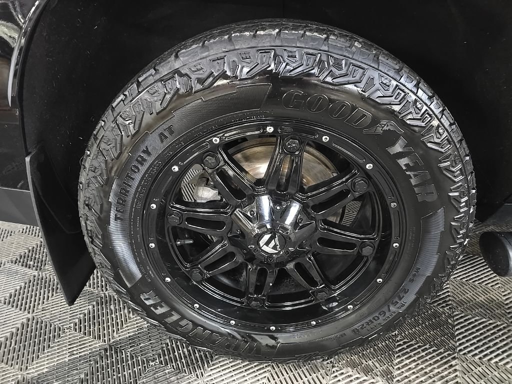 Used 2021 Black Chevrolet Z71 image 17