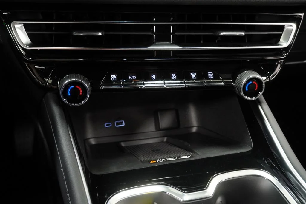 New 2027 Mosaic Black Metallic Chevrolet LT image 19