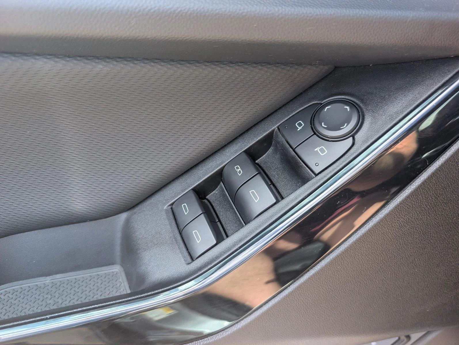 Used 2025 Sterling Gray Metallic Chevrolet LT image 29