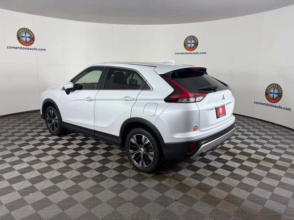 Used 2022 Silver Mitsubishi SE image 19