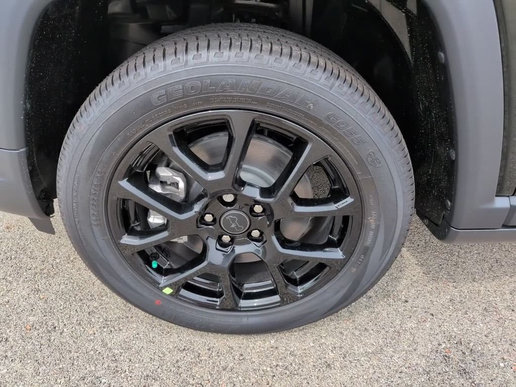 New 2026 Diamond Black Crystal Pearl-Coat Exterior Paint Jeep Latitude image 11