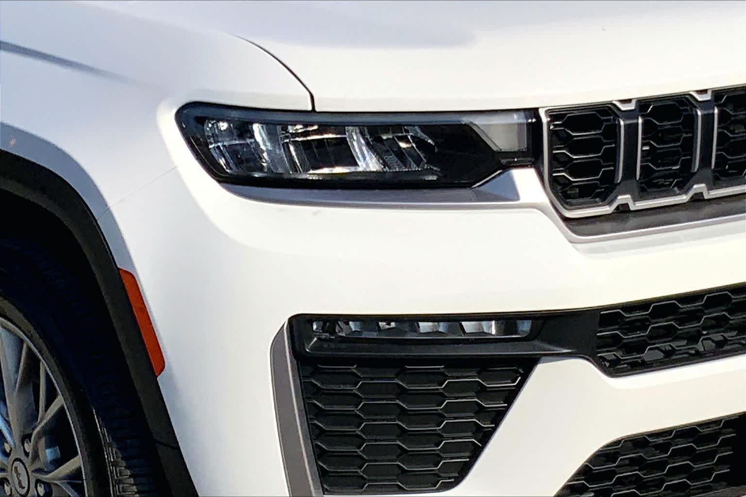 New 2027 Bright White Clear-Coat Paint Jeep Limited image 10