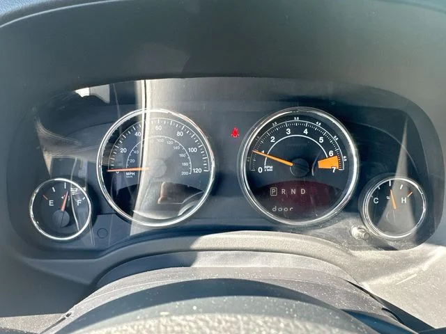 Used 2015 Silver Jeep Latitude image 17