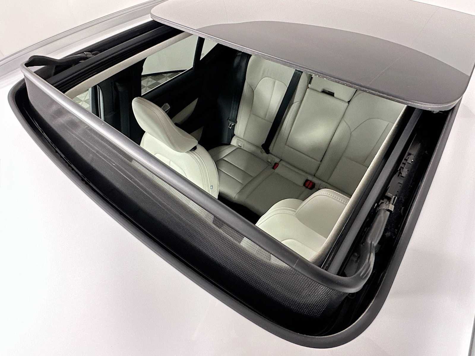 2025 Volvo XC40 Plus - Photo 17