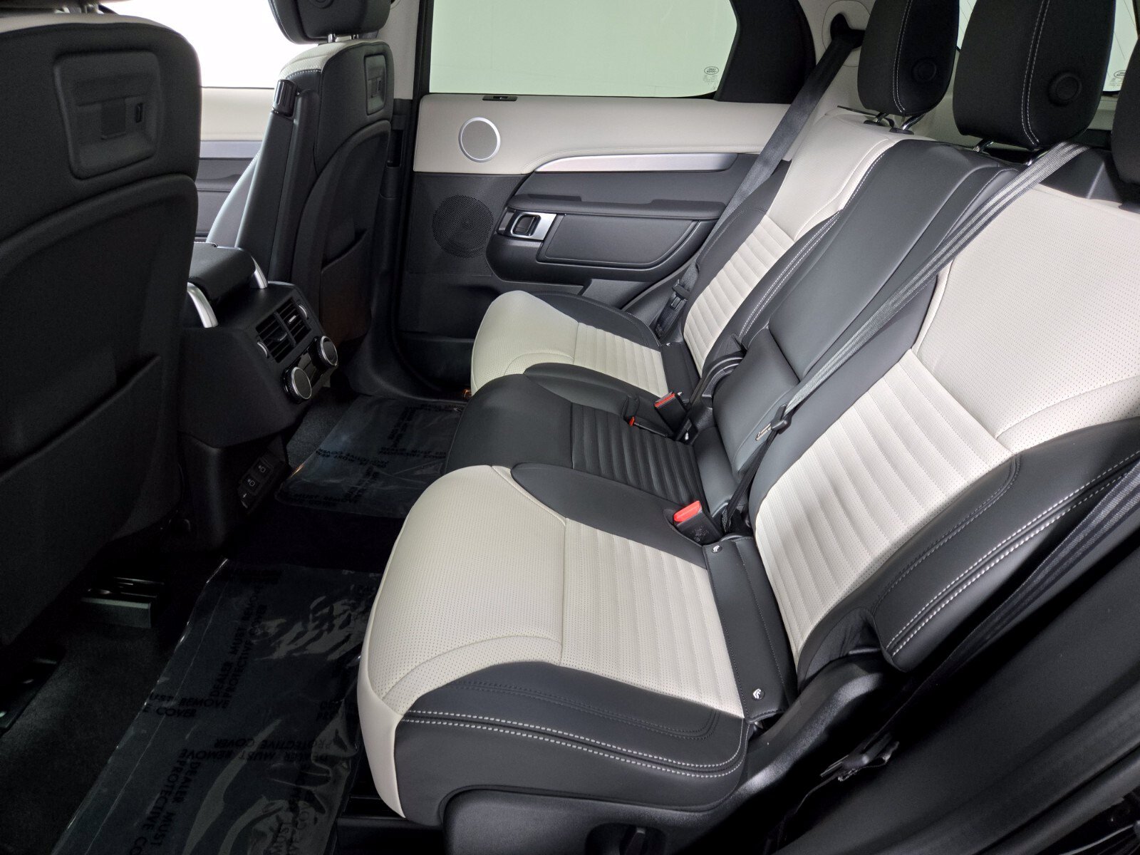 New 2026 Santorini Black Land Rover Dynamic SE image 5