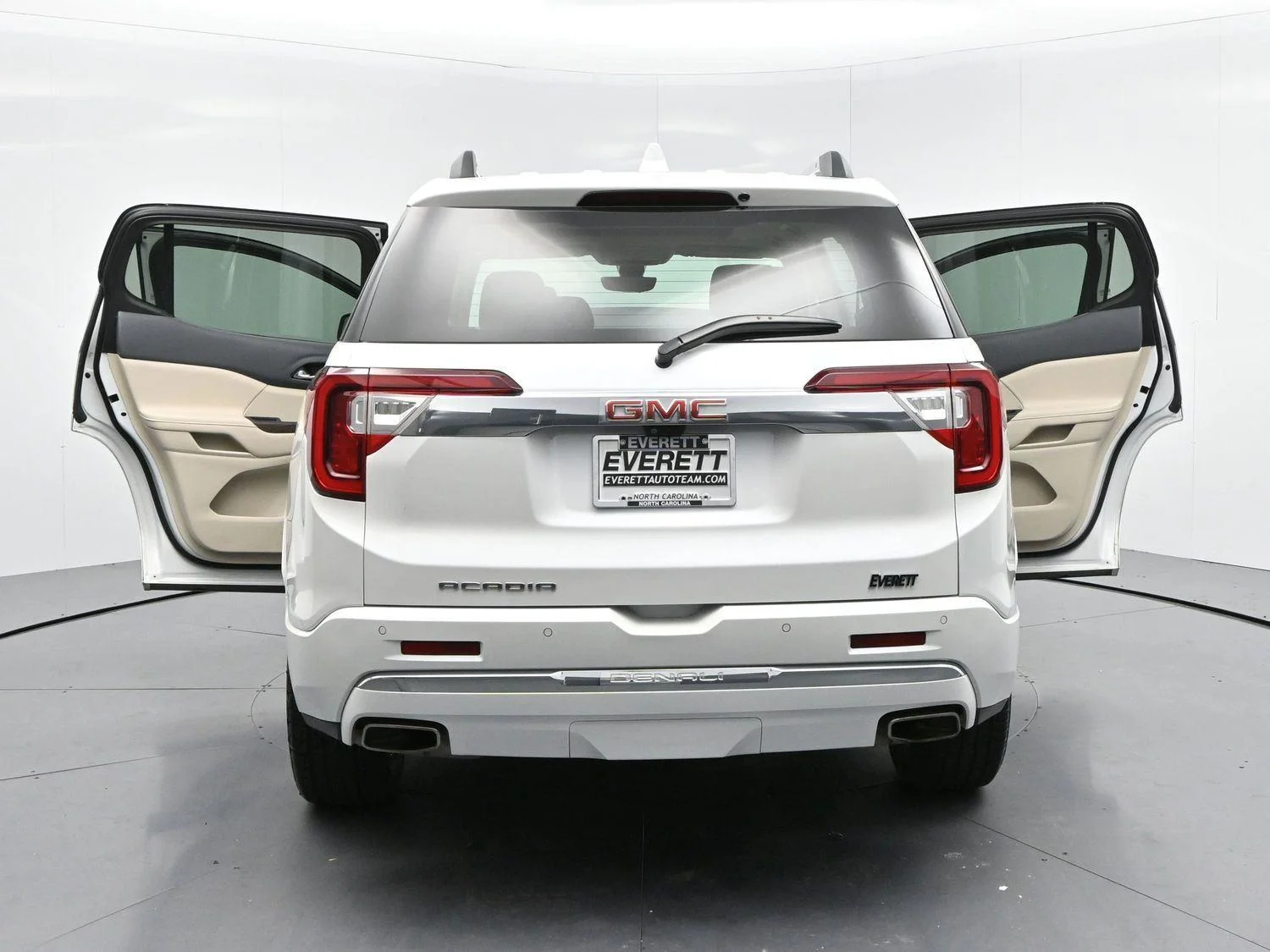 Used 2023 White Frost Tricoat GMC Denali image 39