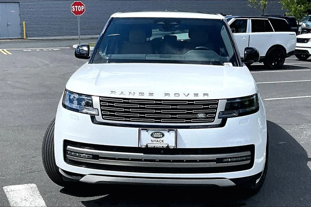 Used 2024 White Land Rover SE image 3