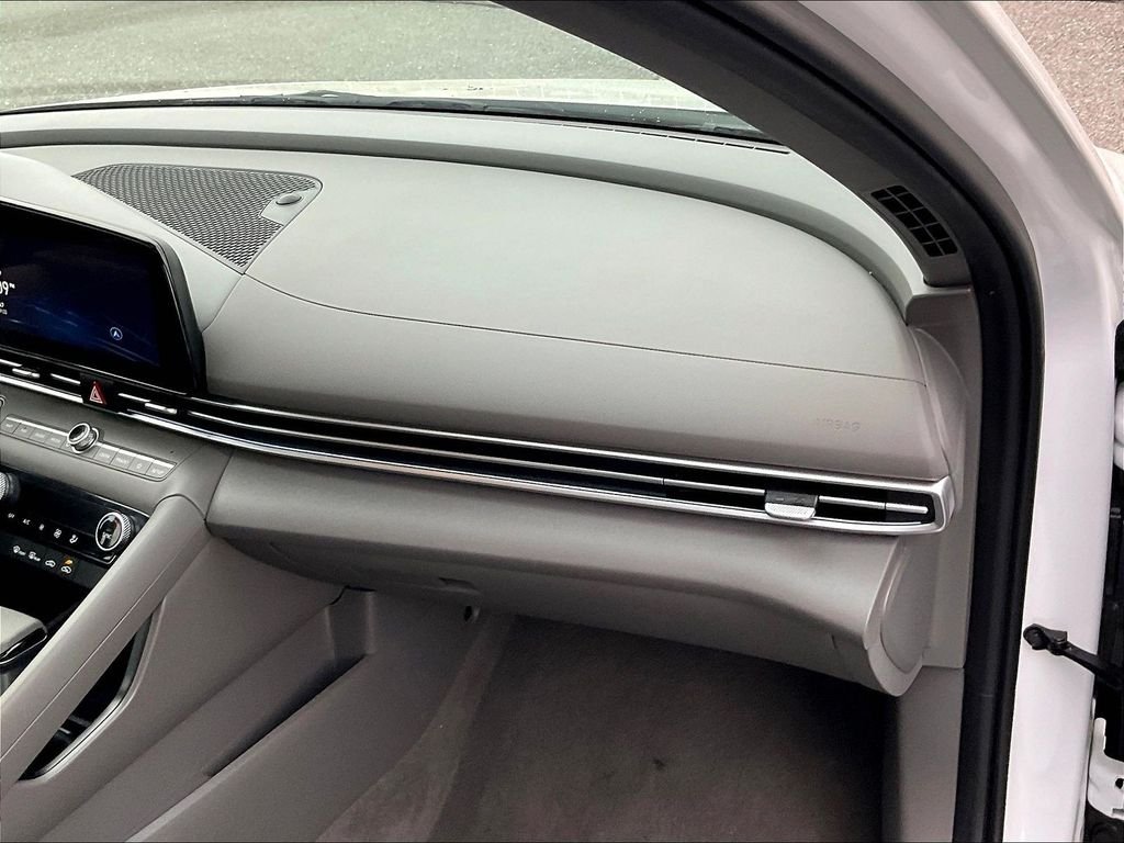 Used 2024 White Hyundai SEL image 13