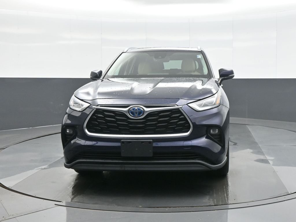 Used 2022  Toyota Limited image 2