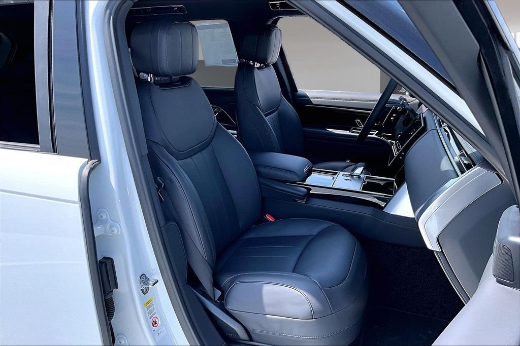 New 2026 FUJI WHITE Land Rover SE image 11