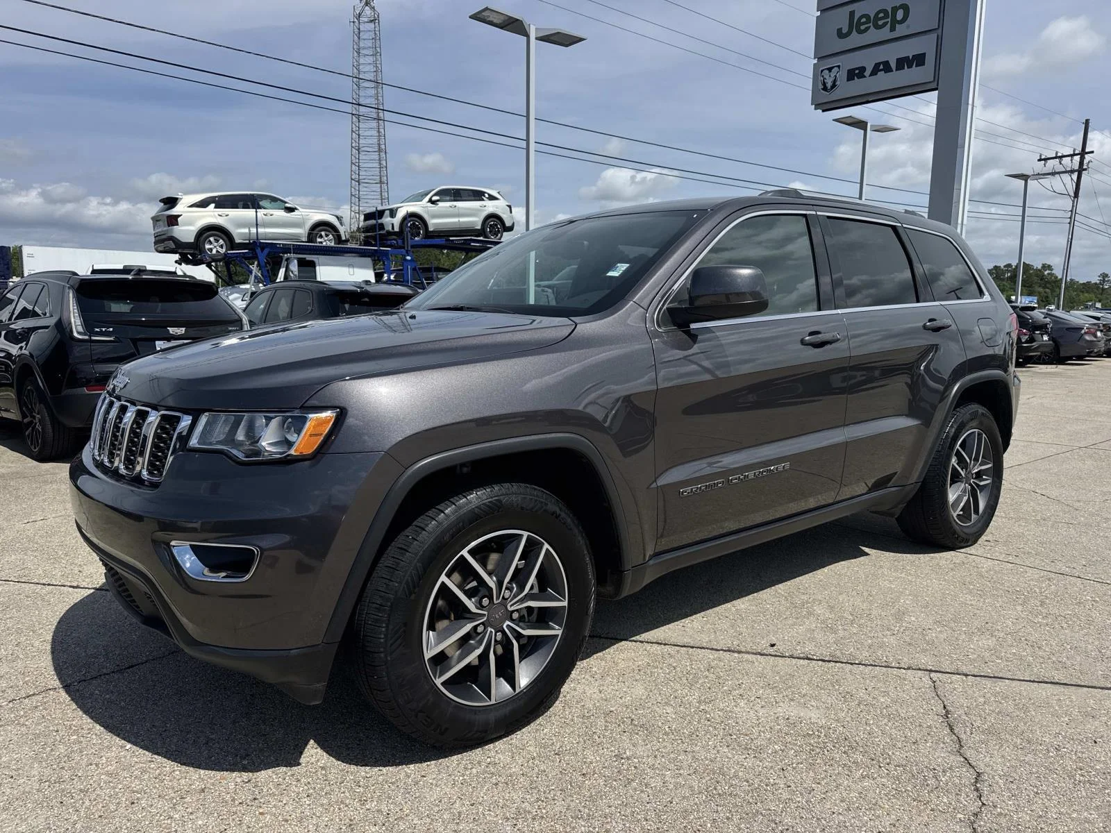 Used 2019 Granite Crystal Metallic Clearcoat Jeep Laredo E 4x2 image 3
