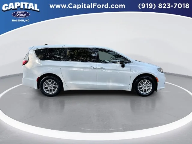 Used 2025 White Chrysler Select image 9