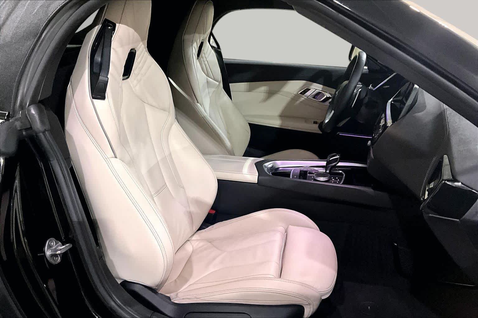 Used 2020 Black Sapphire Metallic BMW sDrive30i image 7