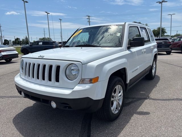 Used 2016 White Jeep Sport image 3