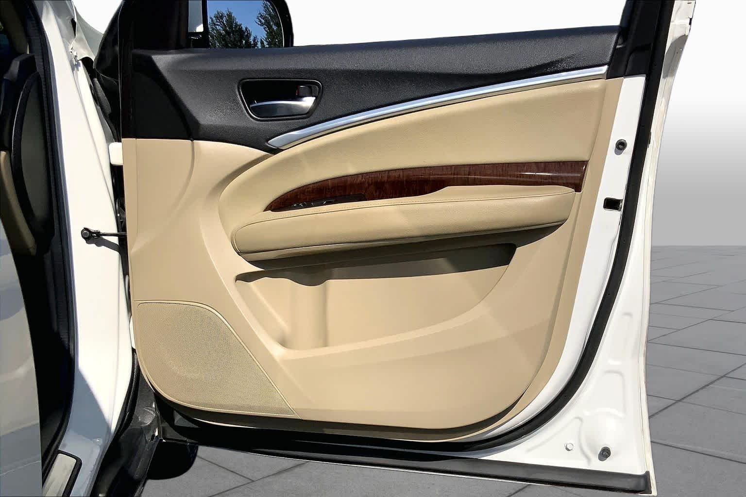 Used 2019 White Diamond Pearl Acura  image 22