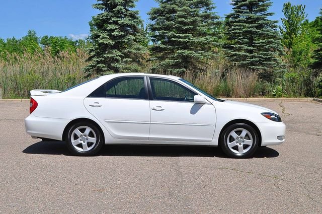 Used 2002 White Toyota SE image 2