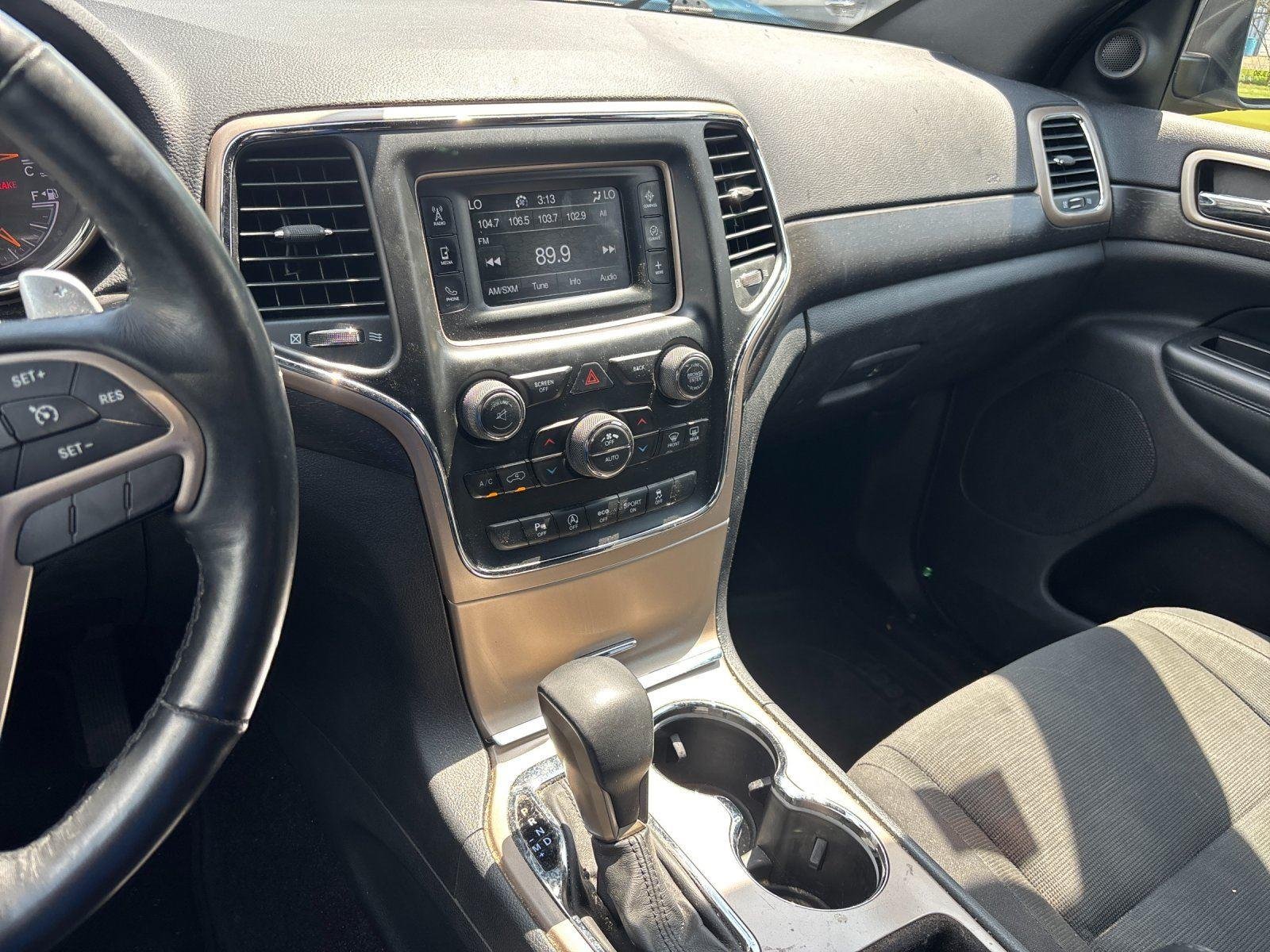 Used 2017 Granite Crystal Metallic Clearcoat Jeep Laredo image 26