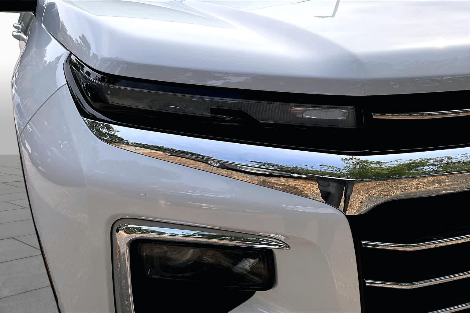 Used 2025 Summit White Chevrolet AWD LT image 26