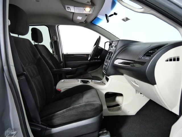 Used 2016 Silver Dodge SXT image 9