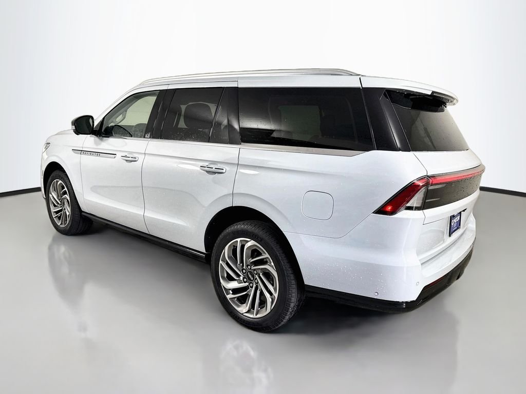 Used 2025 Crystal White Metallic Clearcoat Lincoln Reserve image 11