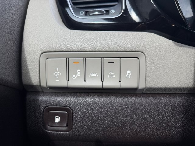 Used 2016 Black Kia SXL image 17