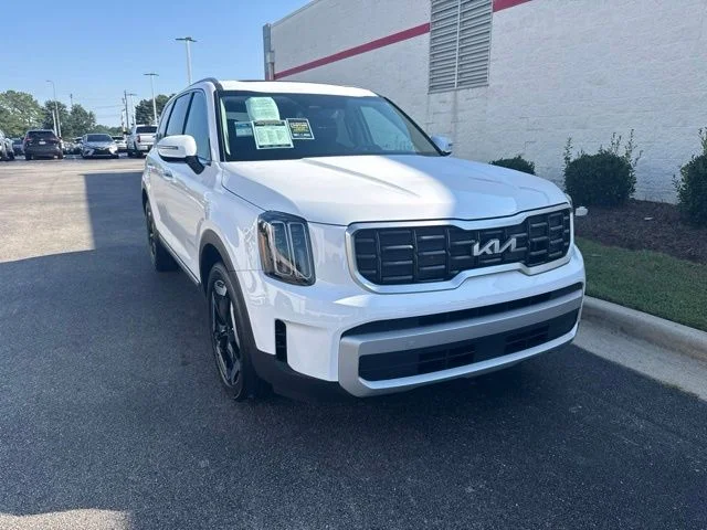 Used 2025 White Kia S image 1
