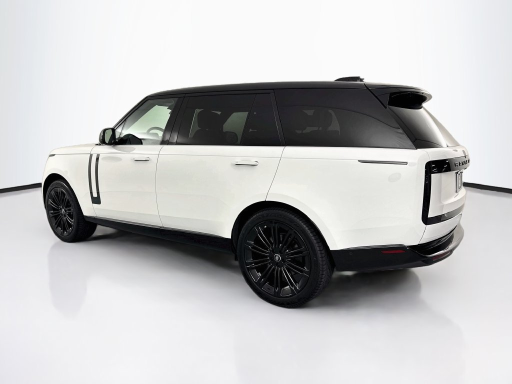 Used 2024 White Land Rover SE image 7