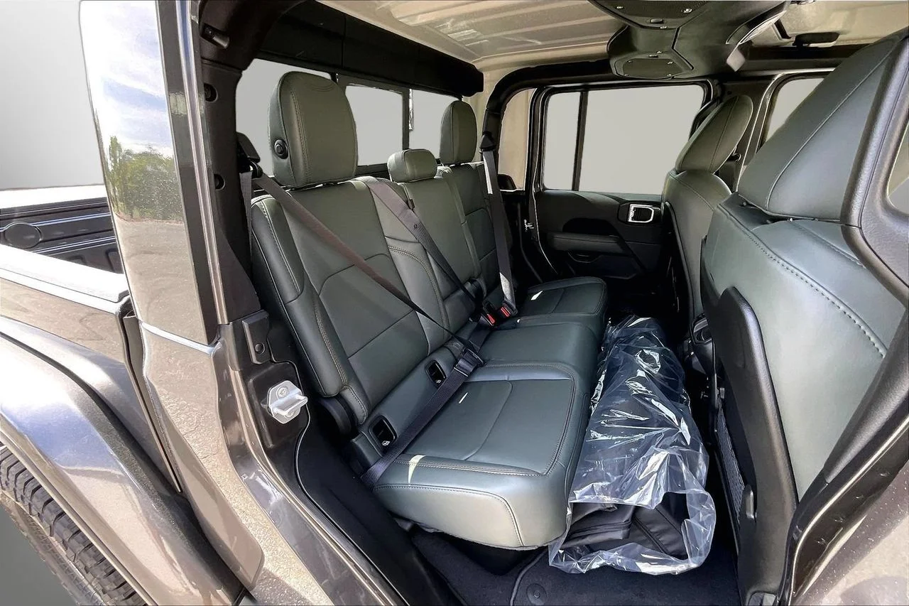 New 2026 Granite Crystal Metallic Clearcoat Jeep Mojave image 17