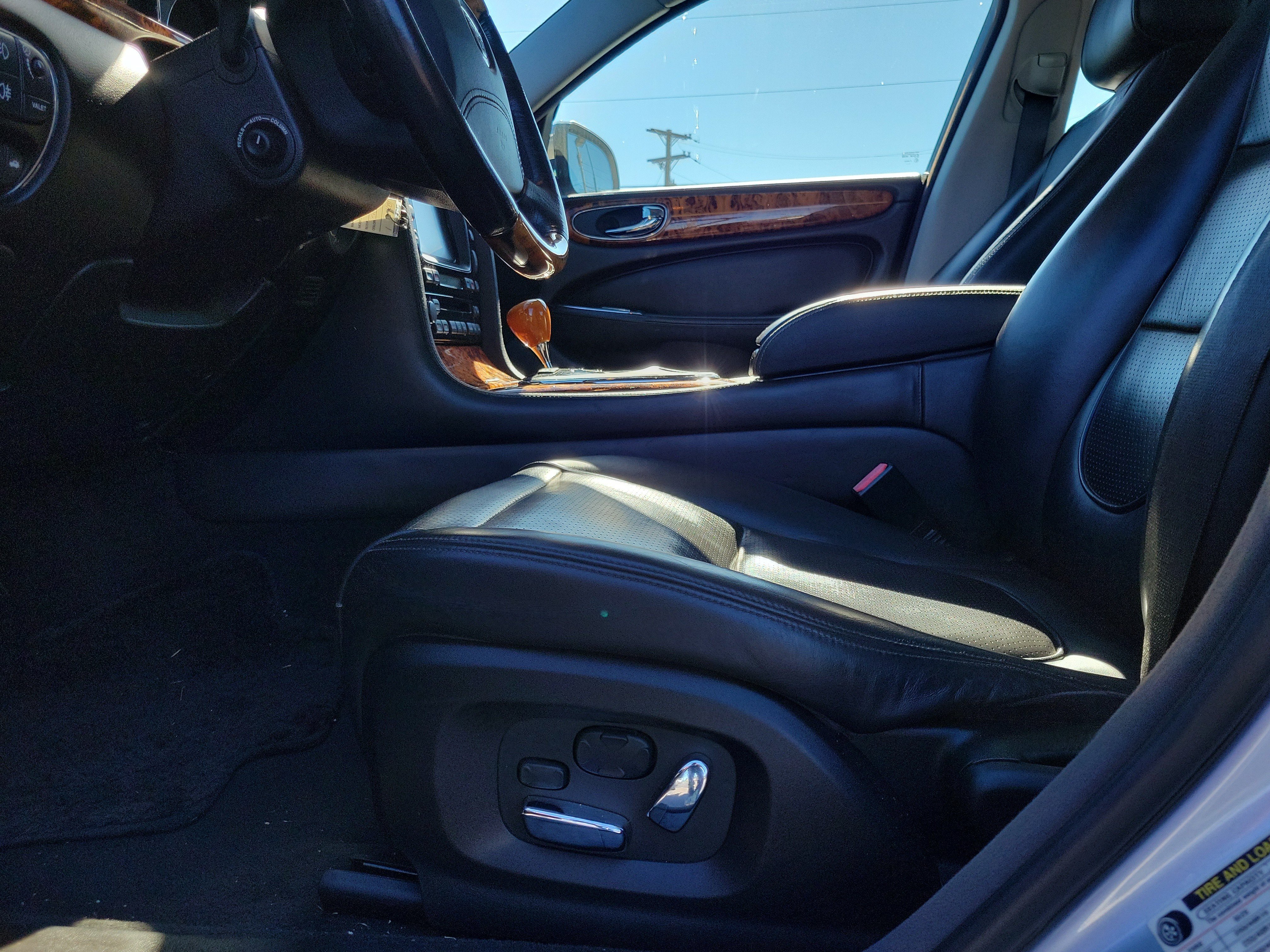 Used 2008 Silver Jaguar Vanden Plas image 16