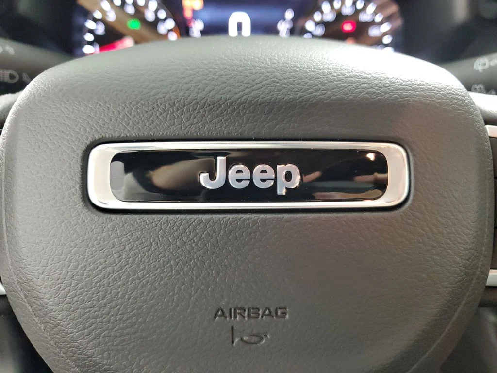 New 2026 Diamond Black Crystal Pearl-Coat Exterior Paint Jeep Latitude image 21