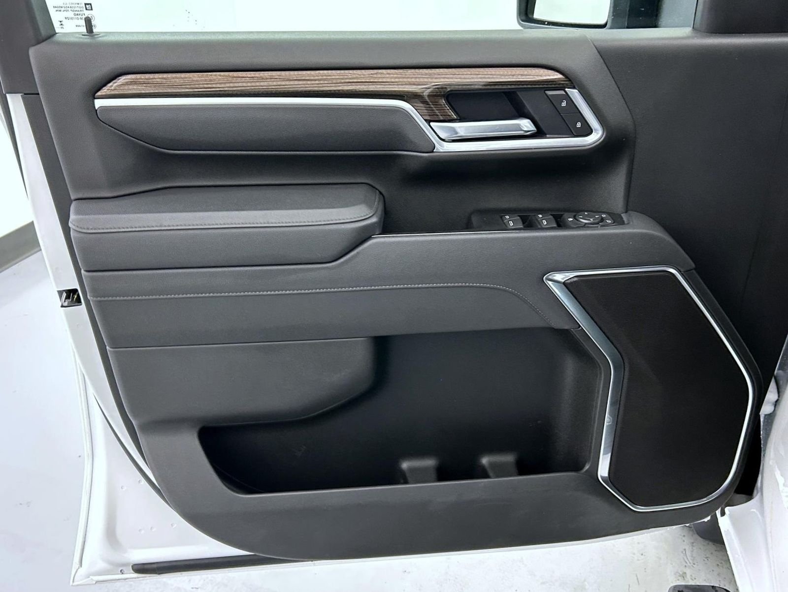 Used 2025 White Chevrolet LT image 9