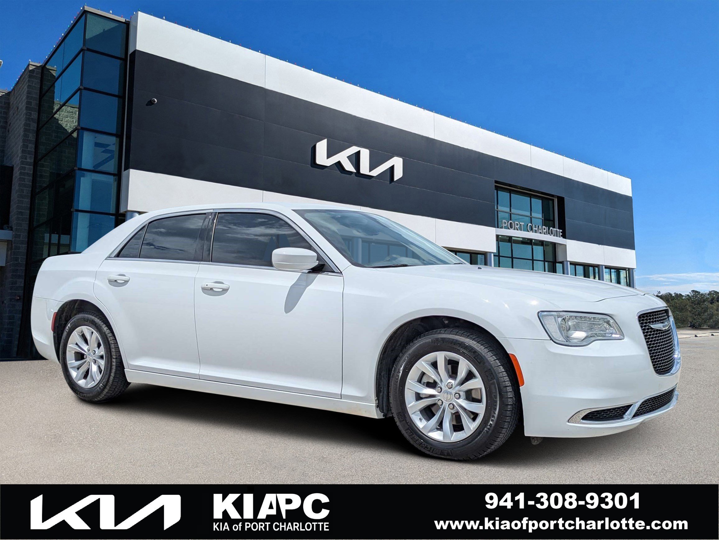 2023 Chrysler 300 Touring's photo