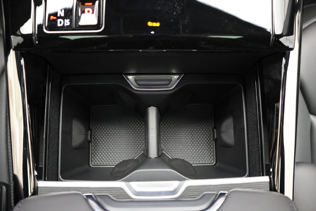 Certified Used 2026 Fuji White Land Rover Dynamic SE image 25