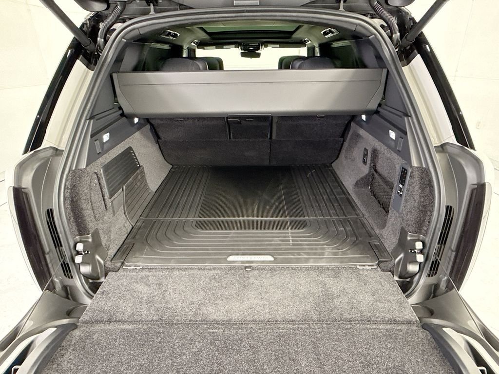 New 2026 Borasco Grey LAND ROVER SV Signature Suite image 27
