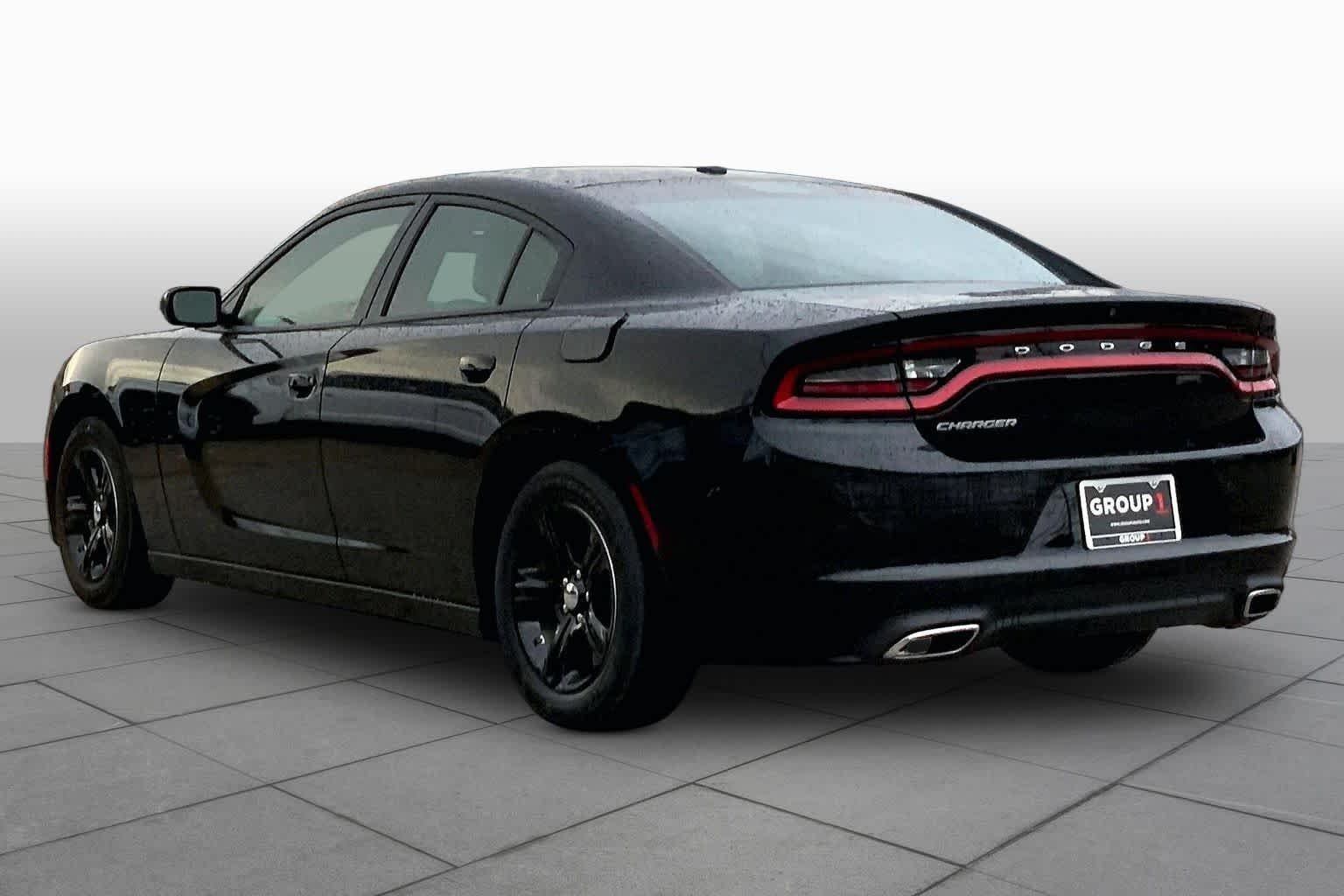 Used 2022 Pitch Black Clearcoat Dodge SXT image 11
