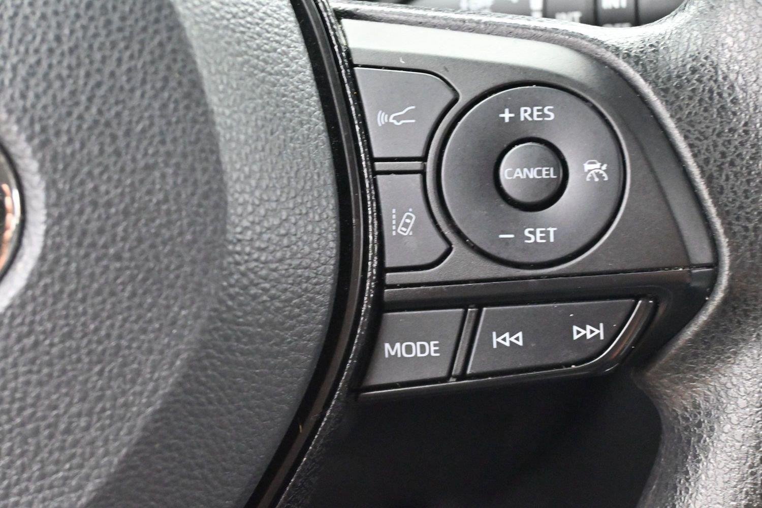 Used 2022 White Toyota XLE image 19