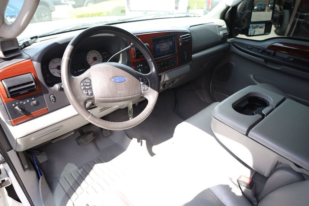 Used 2005 White Ford Lariat image 12