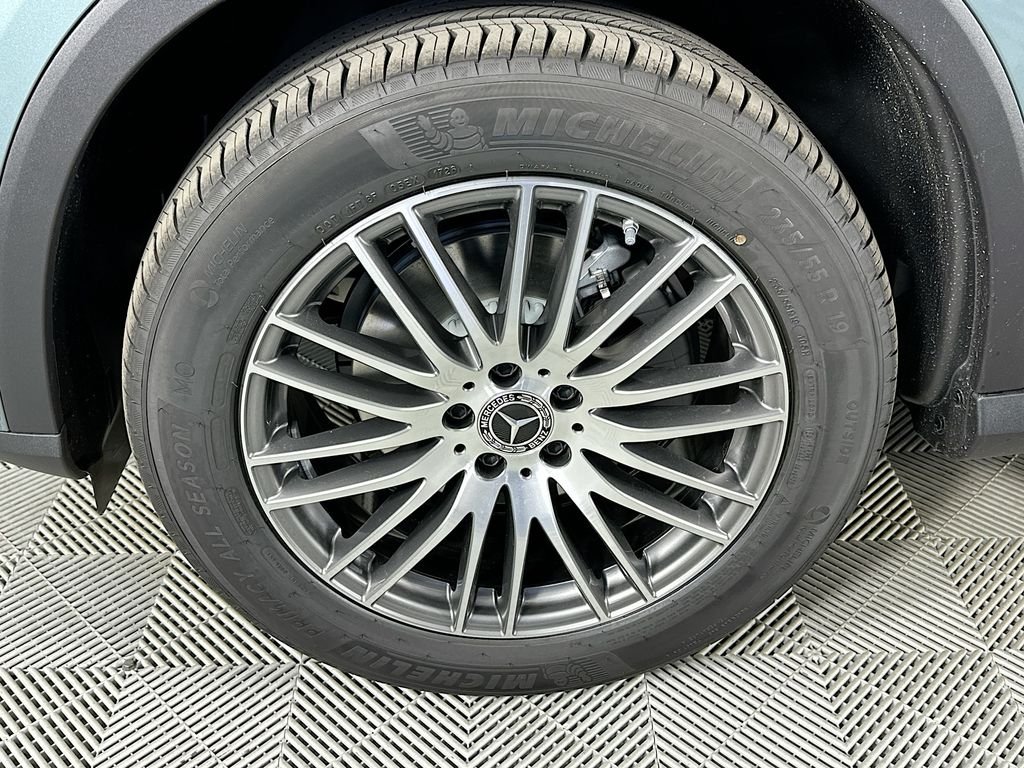 New 2026 Verde Silver Metallic Mercedes-Benz GLC 300 image 33