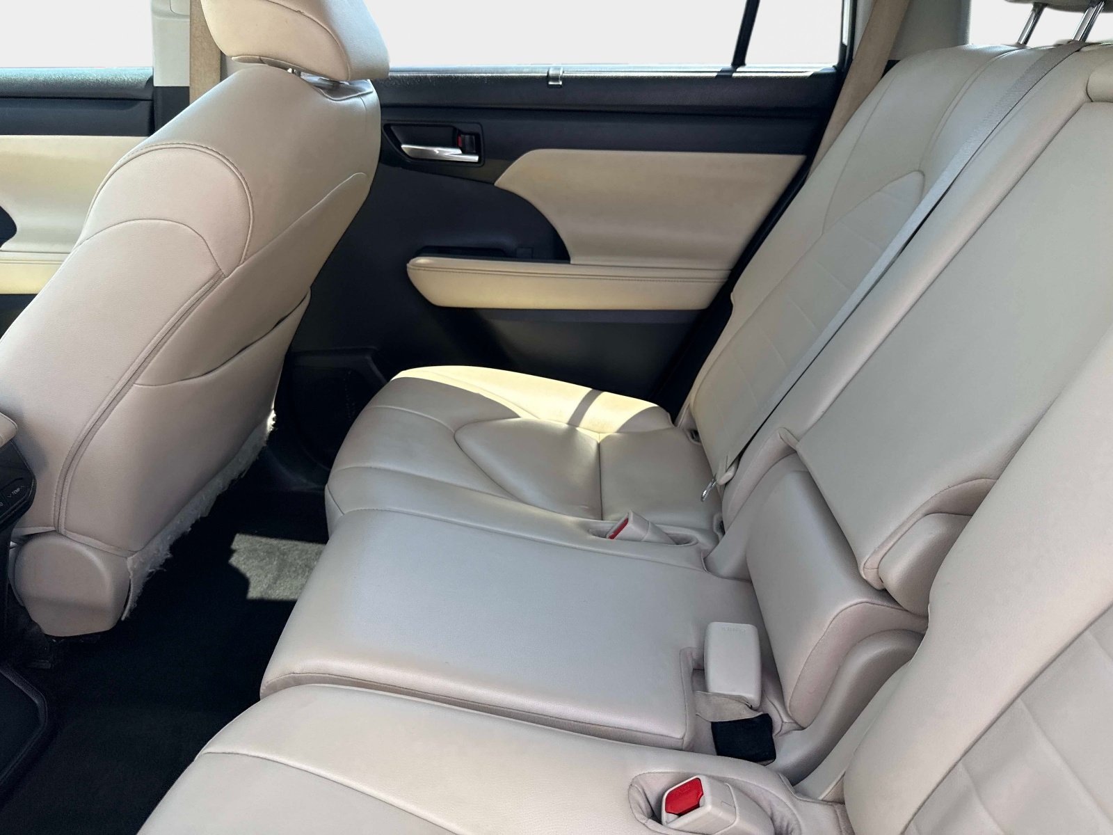 Used 2023 Wind Chill Pearl Toyota XLE image 13