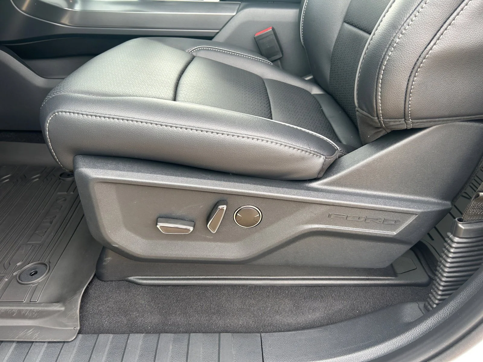 New 2026 Star White Metallic Tri-Coat Ford Lariat image 15