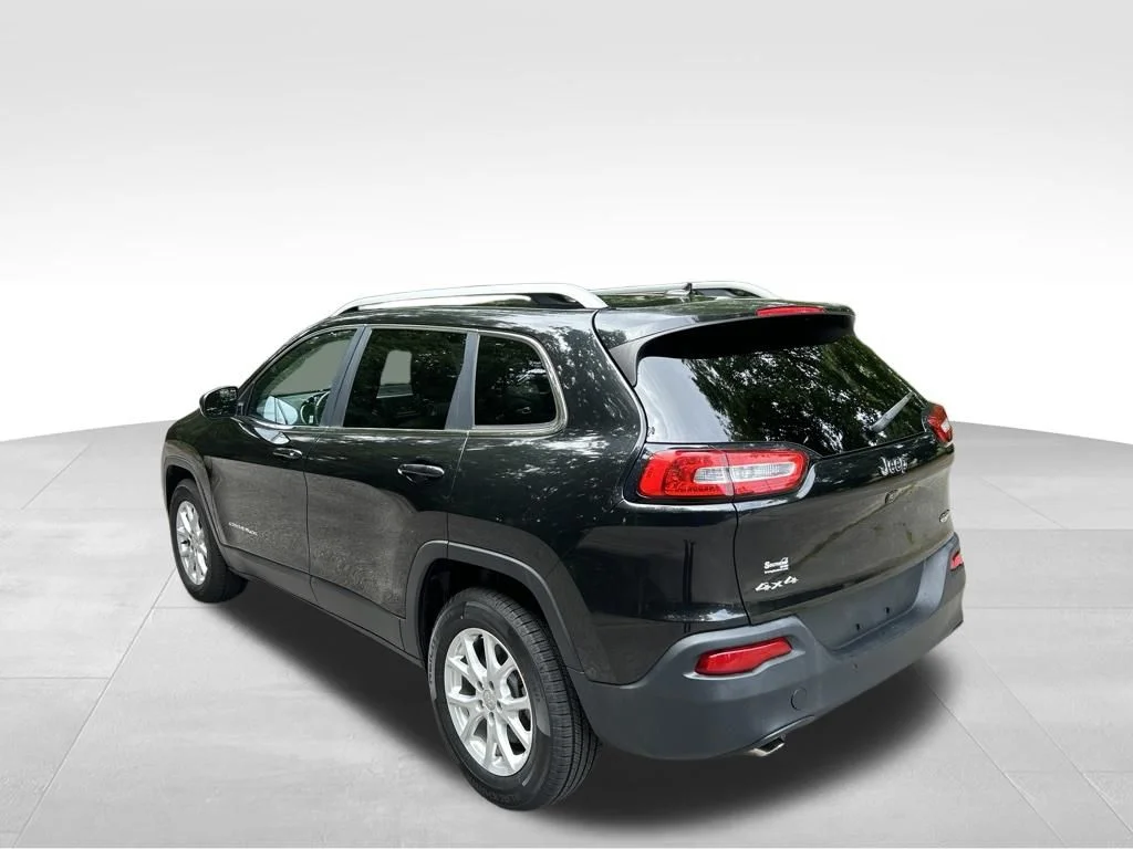 Used 2016 Black Jeep Latitude image 3