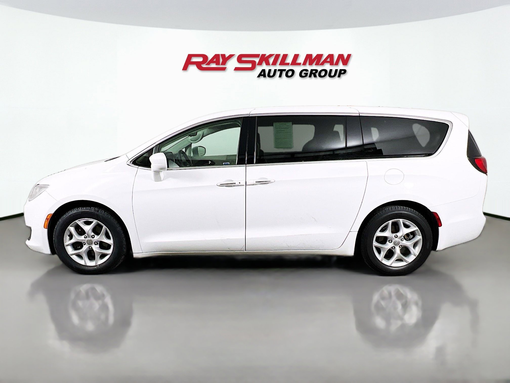 Used 2018 Bright White Clearcoat Chrysler TOURING PLUS image 4