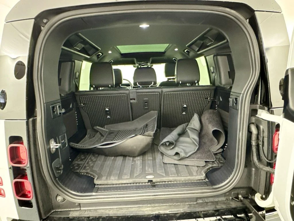 Used 2024 White Land Rover X-Dynamic SE image 26