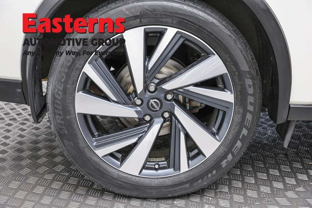 Used 2023 White Nissan SL image 32