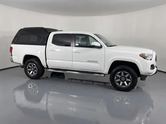 Used 2022 White Toyota SR5 image 4
