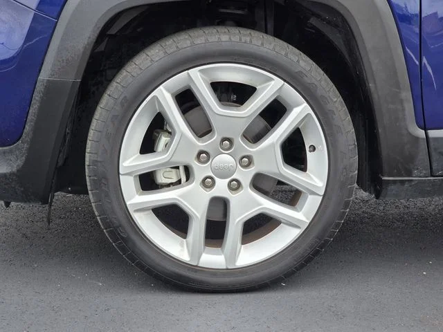 Certified Used 2021 Jetset Blue Clearcoat Jeep Latitude image 30